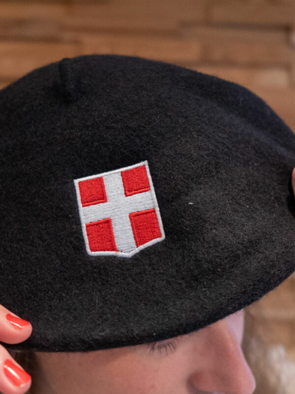 Bérêt de Savoir brodé en France. Couleur : Noir. Existe aussi en rouge