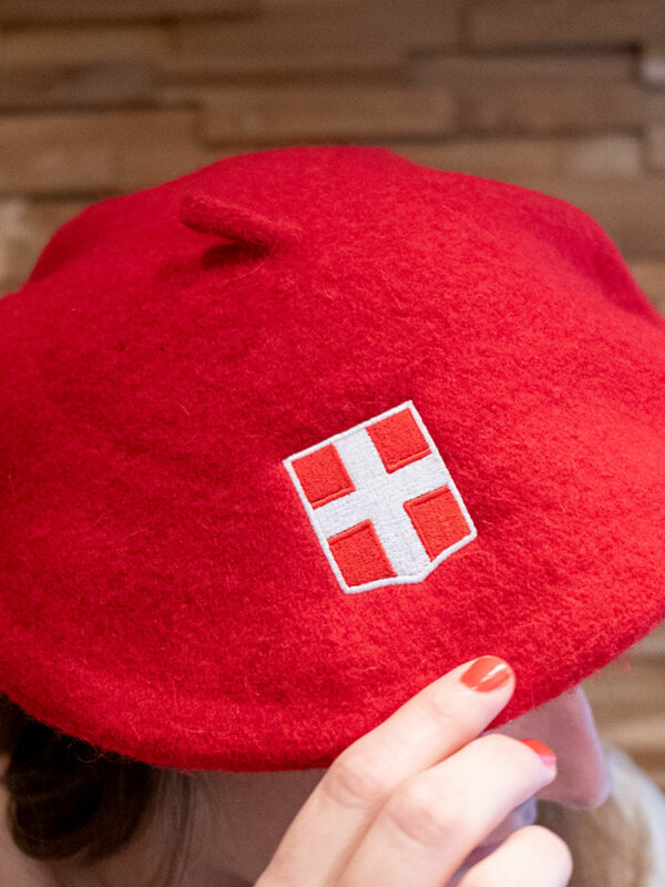 Bérêt de Savoir brodé en France. Couleur : Rouge