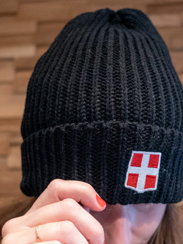 Bonnet brodé en savoie et doublé polaire. Couleur : noir