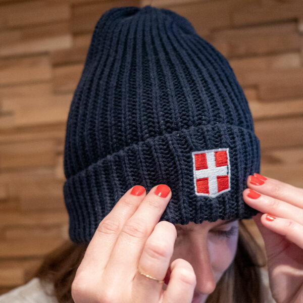 Bonnet brodé en savoie et doublé polaire. Couleur : gris