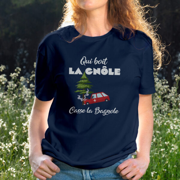 t-shirt-bleu-femme-qui-boit-la-gnole-casse-la-bagnole-savoie-ou-rien---accessoire-pour-savoyards-et-hauts-savoyards